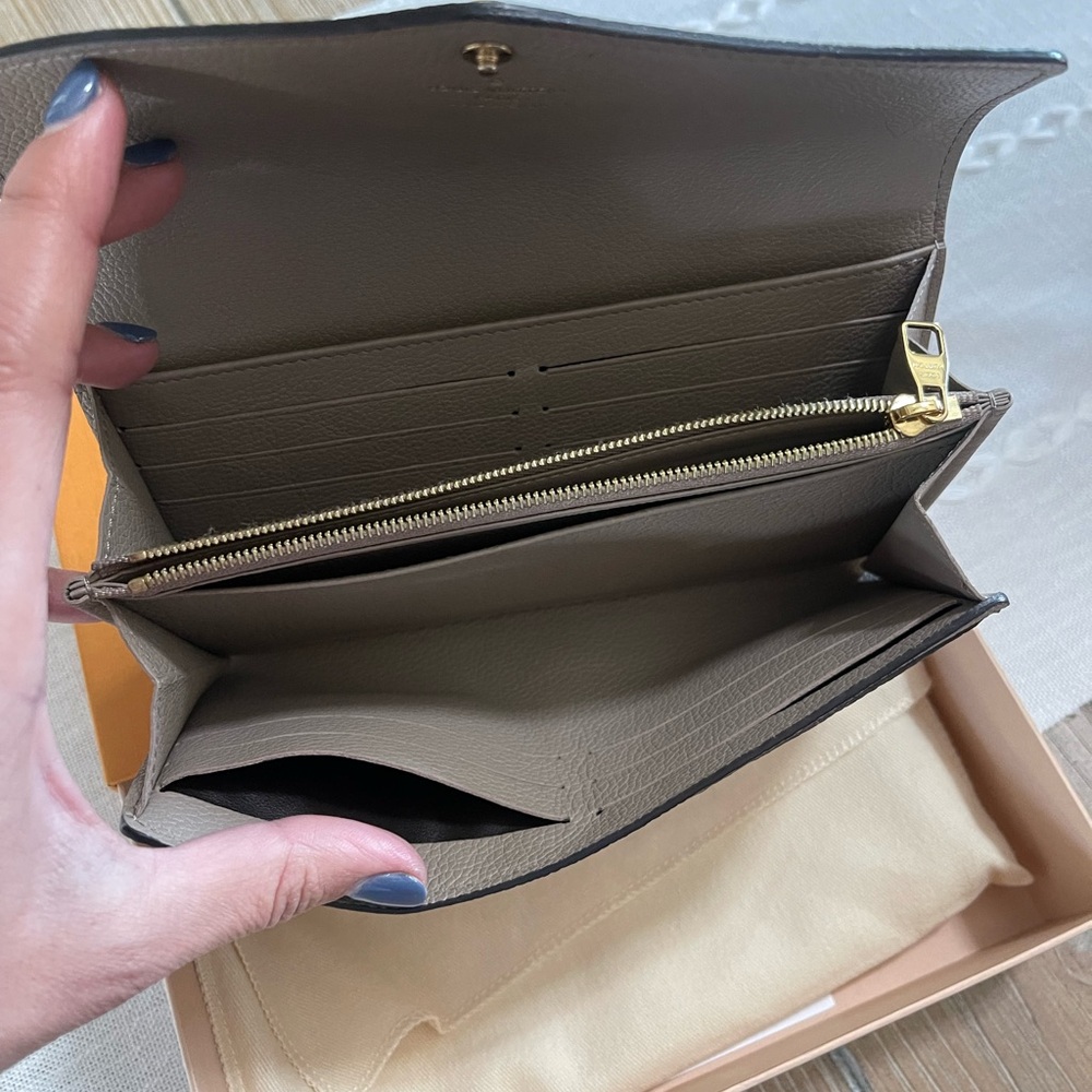 Louis Vuitton
Sarah wallet - Picture 5 of 7